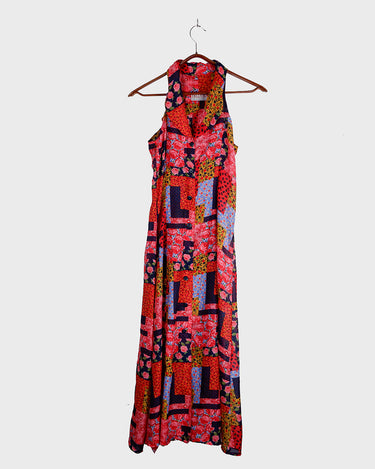 Slightly sheer, breezy, light transparent and finished with side slits that keep things easy. The bold patchwork does the talking - no effort required. It’s vintage, it’s laid-back, and it looks good without trying.