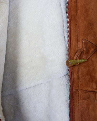 Cuddle up in this vintage '80s brown shearling coat with signature shoulder pads (removable shoulder pads)! With its cozy shearling material, you'll feel like you're getting a hug, all the time! Oh did you already see the special buttons?
