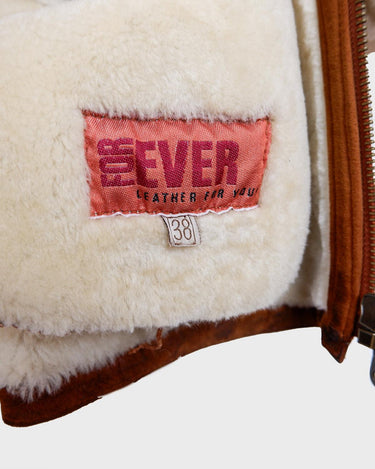 Cuddle up in this vintage '80s brown shearling coat with signature shoulder pads (removable shoulder pads)! With its cozy shearling material, you'll feel like you're getting a hug, all the time! Oh did you already see the special buttons?