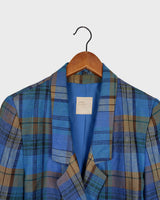 This 80s blue brown checkered springe flax linen mix blazer is the answer for your fashion prayers! Please keep in mind, that this blazer has some small flaws (already repaired) at the back f.e last photos.