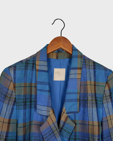 This 80s blue brown checkered springe flax linen mix blazer is the answer for your fashion prayers! Please keep in mind, that this blazer has some small flaws (already repaired) at the back f.e last photos.