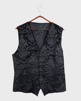 This Y2k black vest blends classic baroque style with a subtle gothic edge. The textured floral pattern and fleur-de-lis buttons give it a refined yet bold character. Cool, confident and a little unexpected – a standout piece without shouting.