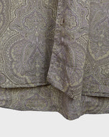 Say less. An original 70s piece from Italy with brown and purple paisley and a relaxed cut made to move. Vintage that speaks for itself. Worn with confidence.
