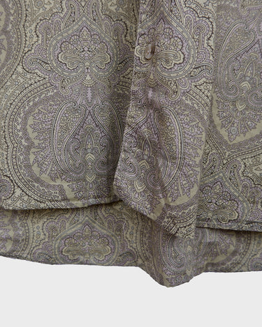 Say less. An original 70s piece from Italy with brown and purple paisley and a relaxed cut made to move. Vintage that speaks for itself. Worn with confidence.