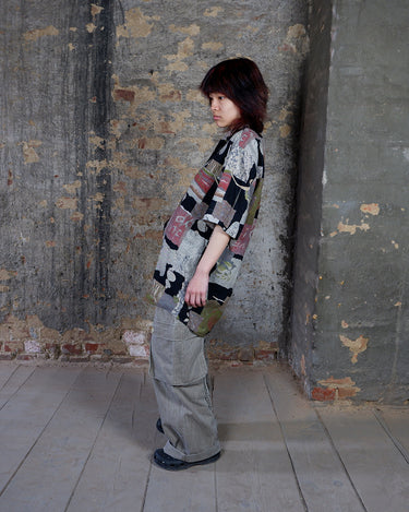This vintage 90s vintage shirt is made from 100% cotton and features an abstract, pattern in earthy tones. Its relaxed long fit and lightweight feel bring laid-back vibes, making it the perfect piece for warm days and easygoing moments.