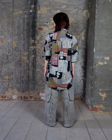 This vintage 90s vintage shirt is made from 100% cotton and features an abstract, pattern in earthy tones. Its relaxed long fit and lightweight feel bring laid-back vibes, making it the perfect piece for warm days and easygoing moments.