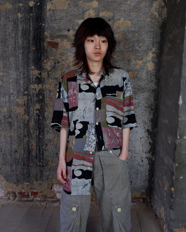 This vintage 90s vintage shirt is made from 100% cotton and features an abstract, pattern in earthy tones. Its relaxed long fit and lightweight feel bring laid-back vibes, making it the perfect piece for warm days and easygoing moments.