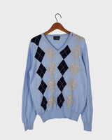This classic 90s cashmere, merino wool, viscose mix v-neck sweater (thin) brings cozy vibes with effortless style. Make a statement with its timeless argyle pattern – perfect for chilly months! Get snug!
