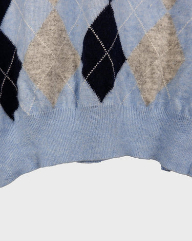 This classic 90s cashmere, merino wool, viscose mix v-neck sweater (thin) brings cozy vibes with effortless style. Make a statement with its timeless argyle pattern – perfect for chilly months! Get snug!