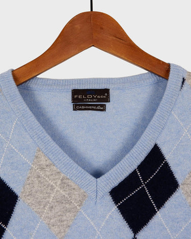 This classic 90s cashmere, merino wool, viscose mix v-neck sweater (thin) brings cozy vibes with effortless style. Make a statement with its timeless argyle pattern – perfect for chilly months! Get snug!