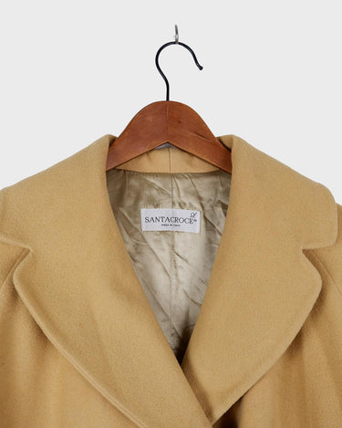 This Premium Vintage 80s coat is the perfect cosy companion! Crafted from a luxe yellow cashmere-wool blend that’ll keep you warm on the chilliest days, while its two rows of buttons and oversized fit flatter any figure. Bring the 80s back into your wardrobe. Fab with a side of funk!