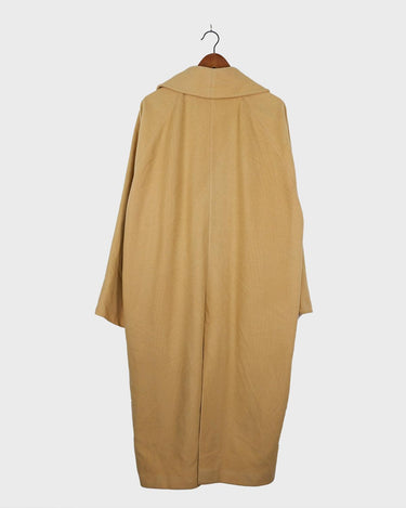 This Premium Vintage 80s coat is the perfect cosy companion! Crafted from a luxe yellow cashmere-wool blend that’ll keep you warm on the chilliest days, while its two rows of buttons and oversized fit flatter any figure. Bring the 80s back into your wardrobe. Fab with a side of funk!