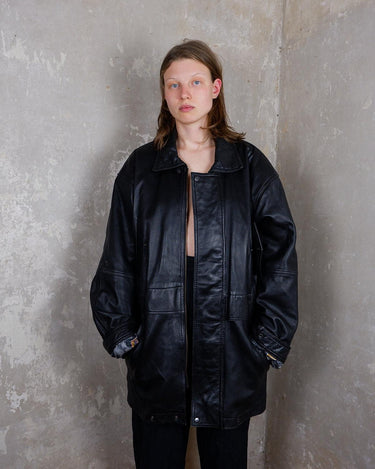 Upgrade your wardrobe with this vintage 80s black nappa leather coat! It features a colorful lining for a pop of color and shoulder pads for a bold look. Timeless and stylish, what's better than that?