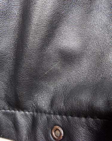 Upgrade your wardrobe with this vintage 80s black nappa leather coat! It features a colorful lining for a pop of color and shoulder pads for a bold look. Timeless and stylish, what's better than that?