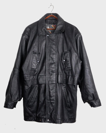 Upgrade your wardrobe with this vintage 80s black nappa leather coat! It features a colorful lining for a pop of color and shoulder pads for a bold look. Timeless and stylish, what's better than that?