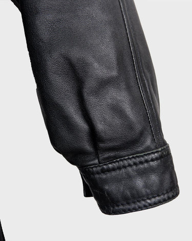 Upgrade your wardrobe with this vintage 80s black nappa leather coat! It features a colorful lining for a pop of color and shoulder pads for a bold look. Timeless and stylish, what's better than that?