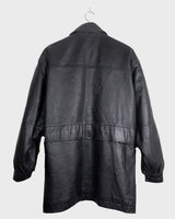 Upgrade your wardrobe with this vintage 80s black nappa leather coat! It features a colorful lining for a pop of color and shoulder pads for a bold look. Timeless and stylish, what's better than that?