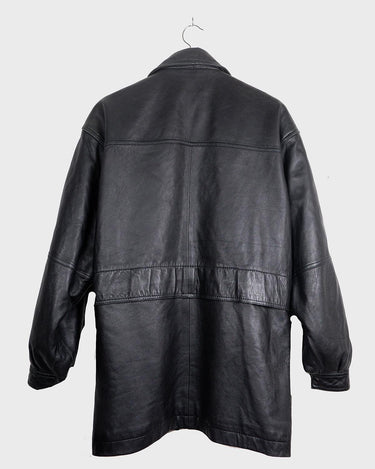 Upgrade your wardrobe with this vintage 80s black nappa leather coat! It features a colorful lining for a pop of color and shoulder pads for a bold look. Timeless and stylish, what's better than that?