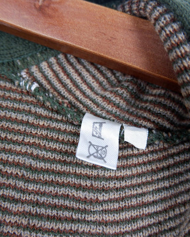 This vintage, 70s-inspired vest (thin) is a classic look you'll love! The earthy green and brown tones create an effortlessly cool look. Button up and feel the 70s vibes!