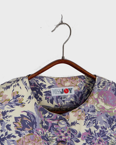 This floral lightweight cotton blazer screams vintage 80s vibes with its long silhouette and shoulder pads!