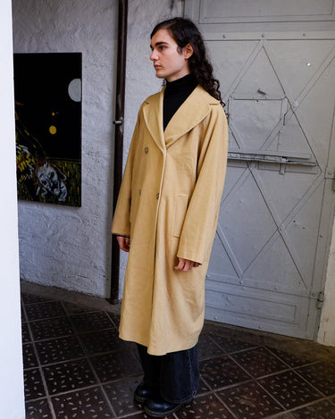 This Premium Vintage 80s coat is the perfect cosy companion! Crafted from a luxe yellow cashmere-wool blend that’ll keep you warm on the chilliest days, while its two rows of buttons and oversized fit flatter any figure. Bring the 80s back into your wardrobe. Fab with a side of funk!