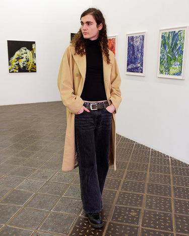 This Premium Vintage 80s coat is the perfect cosy companion! Crafted from a luxe yellow cashmere-wool blend that’ll keep you warm on the chilliest days, while its two rows of buttons and oversized fit flatter any figure. Bring the 80s back into your wardrobe. Fab with a side of funk!