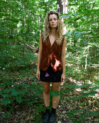 This isn’t just a vest – it’s a vibe. Red-brown, bold paisley, and a touch of boho attitude make it anything but basic. Lightweight and easy to throw on, it’s the kind of piece that does the talking for you. Wear it loud, wear it your way.