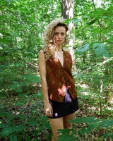 This isn’t just a vest – it’s a vibe. Red-brown, bold paisley, and a touch of boho attitude make it anything but basic. Lightweight and easy to throw on, it’s the kind of piece that does the talking for you. Wear it loud, wear it your way.