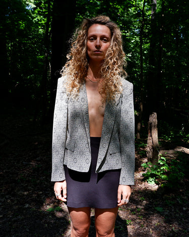 This vintage 80s Betty Barclay brocade blazer (thin) showcases a luxurious ornament pattern, embodying the bold elegance of power dressing. With its structured cut, lightly padded shoulders, and shimmering fabric, it adds a confident to any outfit. Finished with decorative statement buttons, it's a standout piece for a modern vintage wardrobe.