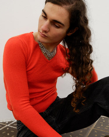 This preloved v-neck is a must-have! A pretty orange cashmere-silk blend brings the perfect pop of color to your wardrobe in a lightweight, ultra-soft style. Ready to snuggle up in this second hand sweater?