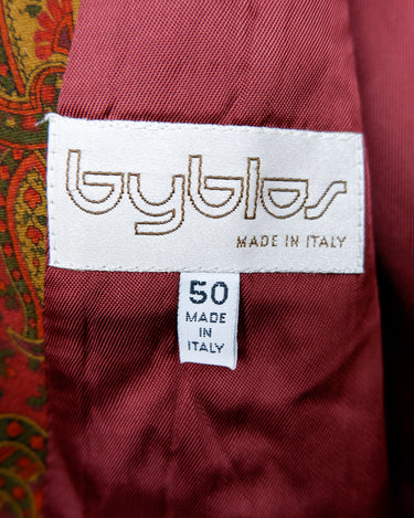 This isn’t just a vest – it’s a vibe. Red-brown, bold paisley, and a touch of boho attitude make it anything but basic. Lightweight and easy to throw on, it’s the kind of piece that does the talking for you. Wear it loud, wear it your way.