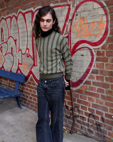 Looking for a unique vintage piece in a light bat form? This 80s ultrathin green sweater has golden stripes and a light, see through fabric. Add some glam and funk to your wardrobe with this 80s vintage sweater!