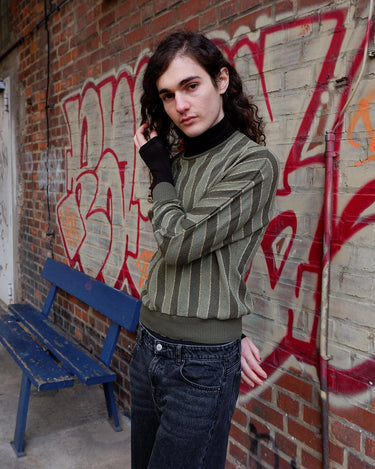 Looking for a unique vintage piece in a light bat form? This 80s ultrathin green sweater has golden stripes and a light, see through fabric. Add some glam and funk to your wardrobe with this 80s vintage sweater!