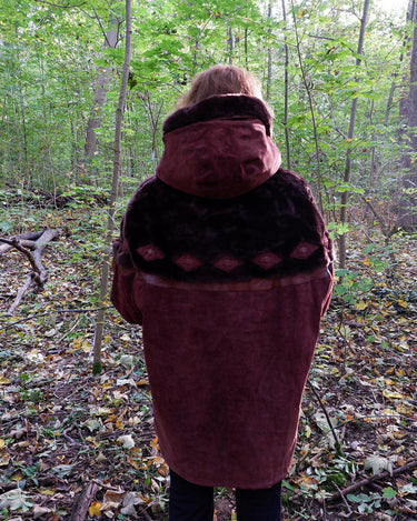 Get ready to slay in this vintage 80s hood coat! Made from brown-red leather and fake fur applications this coat is perfect for keeping you warm on those chilly days.