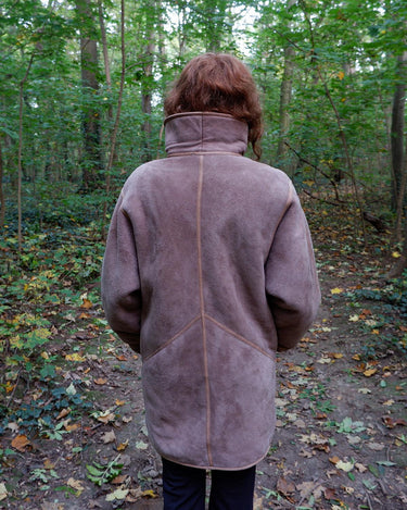 Get cozy in style with this vintage 80s shearling coat in brown. Its timeless design and soft warmth will have you feeling snug and stylish all season long. Don't miss out on this irresistible call to coziness!
