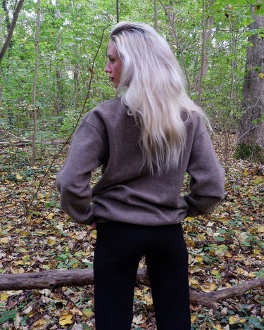 Get cozy in this Vintage 80s brown sweater, complete with beautiful floral stitching. Perfect for chilly days, this sweater is the ultimate way to stay snug. Cozyness is calling!