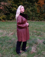 Timeless and effortlessly chic – this vintage women’s leather coat is made from lightweight genuine leather in a rich brown tone. Its relaxed silhouette flatters every figure, while the plush faux fur collar adds a hint of luxe. Perfect for layering through the seasons.