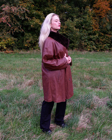 Timeless and effortlessly chic – this vintage women’s leather coat is made from lightweight genuine leather in a rich brown tone. Its relaxed silhouette flatters every figure, while the plush faux fur collar adds a hint of luxe. Perfect for layering through the seasons.