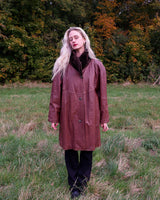 Timeless and effortlessly chic – this vintage women’s leather coat is made from lightweight genuine leather in a rich brown tone. Its relaxed silhouette flatters every figure, while the plush faux fur collar adds a hint of luxe. Perfect for layering through the seasons.