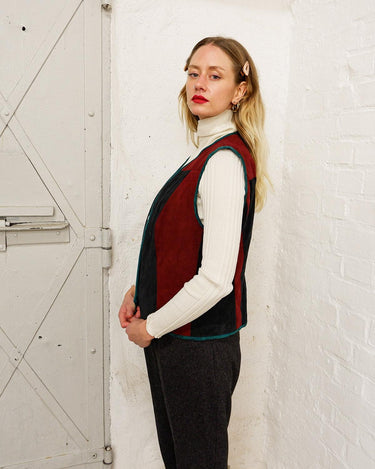 Calling all the patchwork lovers out there! This 80s red black suede leather vest with its press studs is yours!