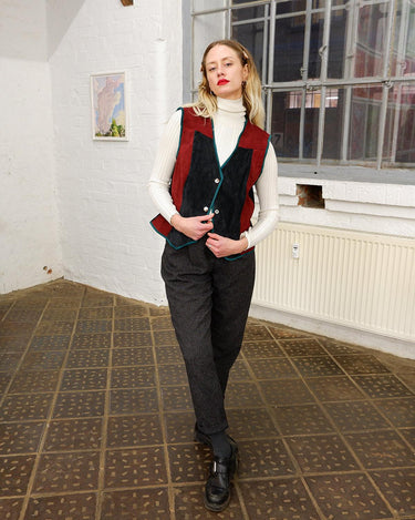 Calling all the patchwork lovers out there! This 80s red black suede leather vest with its press studs is yours!