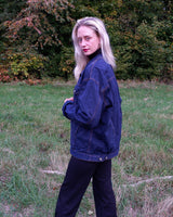 Timeless and effortlessly cool – this vintage dark blue denim jacket in size XXL is the ultimate unisex essential for oversized streetwear lovers. With its clean lines, strong silver buttons, and classic contrast stitching, it’s built for layering and everyday style. Whether you’re dressing it up or down, this jacket adds instant character to any outfit. Comfortable, durable, and easy to wear – your new go-to piece is right here.