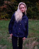 Timeless and effortlessly cool – this vintage dark blue denim jacket in size XXL is the ultimate unisex essential for oversized streetwear lovers. With its clean lines, strong silver buttons, and classic contrast stitching, it’s built for layering and everyday style. Whether you’re dressing it up or down, this jacket adds instant character to any outfit. Comfortable, durable, and easy to wear – your new go-to piece is right here.