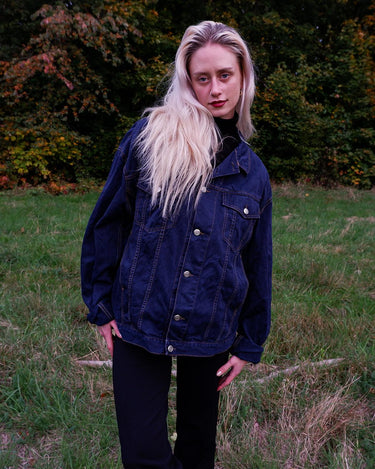 Timeless and effortlessly cool – this vintage dark blue denim jacket in size XXL is the ultimate unisex essential for oversized streetwear lovers. With its clean lines, strong silver buttons, and classic contrast stitching, it’s built for layering and everyday style. Whether you’re dressing it up or down, this jacket adds instant character to any outfit. Comfortable, durable, and easy to wear – your new go-to piece is right here.