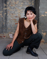 Looking for that perfect 90s vibe? This vintage brown suede vest nails it. Soft suede, relaxed cut – fits M to L. Easy to style, whether layered or worn solo. A classic piece with laid-back attitude.