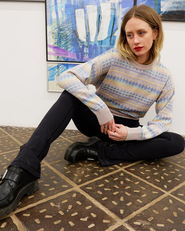 Put on the perfect pop of color with this vintage 80s sweater (thin)! Did you already see the stiched logo?