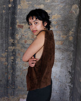 Looking for that perfect 90s vibe? This vintage brown suede vest nails it. Soft suede, relaxed cut – fits M to L. Easy to style, whether layered or worn solo. A classic piece with laid-back attitude.