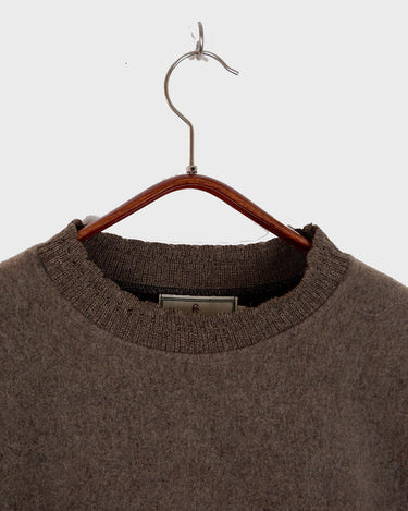 Get cozy in this Vintage 80s brown sweater, complete with beautiful floral stitching. Perfect for chilly days, this sweater is the ultimate way to stay snug. Cozyness is calling!