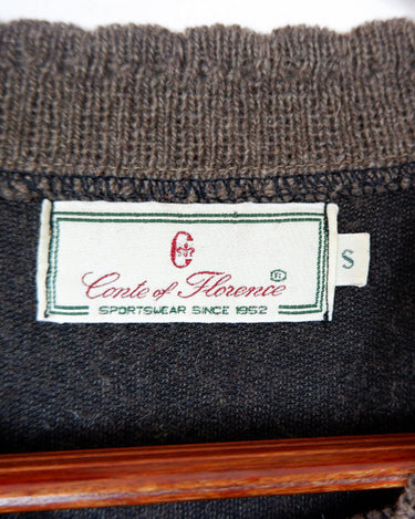 Get cozy in this Vintage 80s brown sweater, complete with beautiful floral stitching. Perfect for chilly days, this sweater is the ultimate way to stay snug. Cozyness is calling!