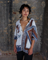 Vintage 90s brown and white patterned shirt in L-XL, designed for anyone who’s all about that authentic vintage vibe. Lightweight and relaxed, it brings easygoing style to your daily look without breaking a sweat. Perfect for those who want to keep it cool and casual every day.